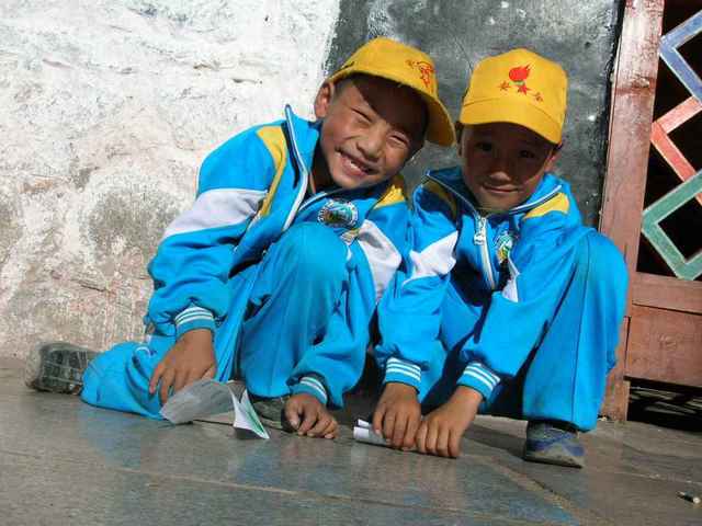 school children on Jokhang square