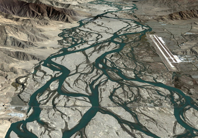 aerial photo of Yarlung Tsangpo river valley